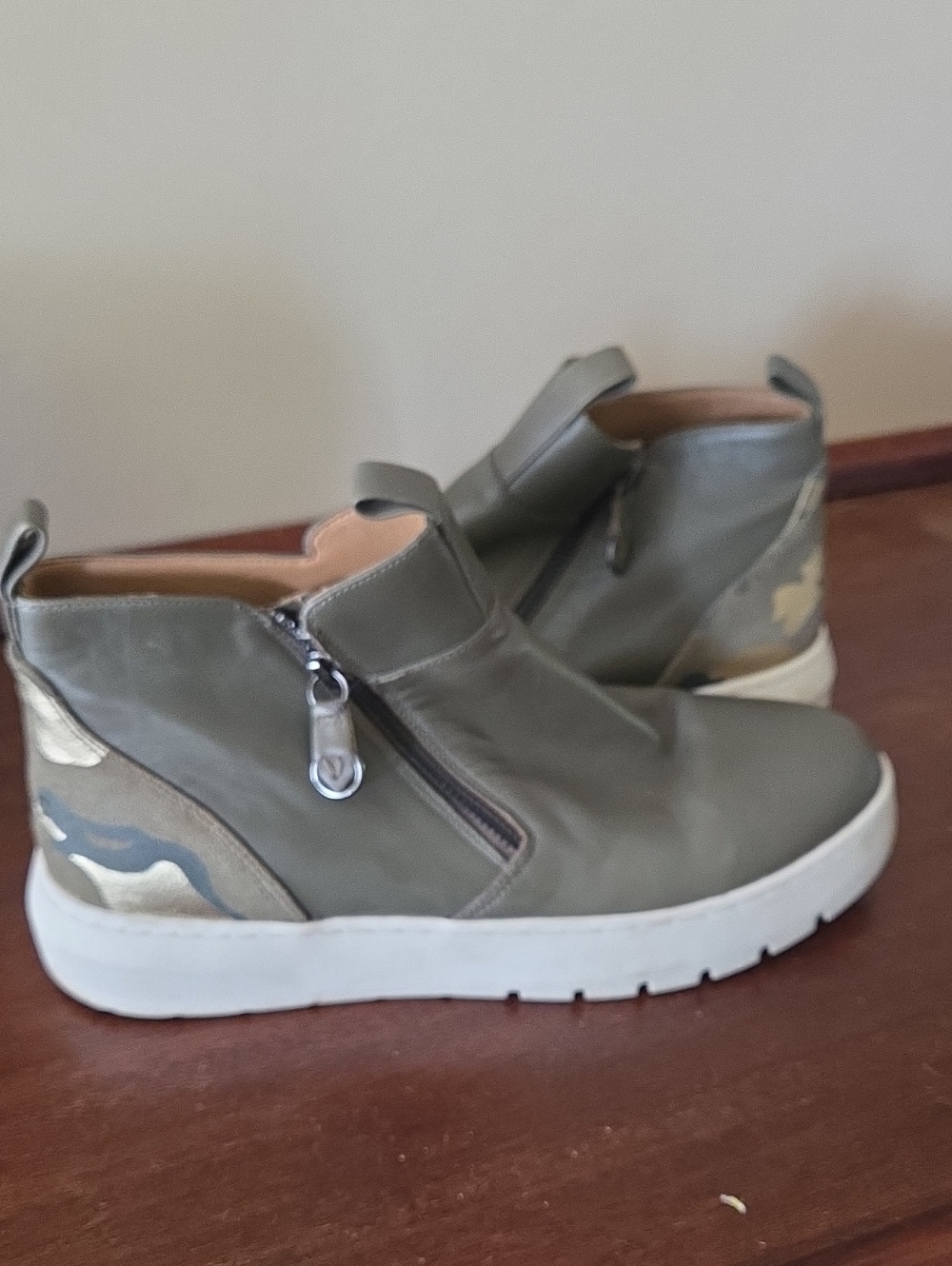 Vionic Green Camo Bootie Sneaker 8.5  40
